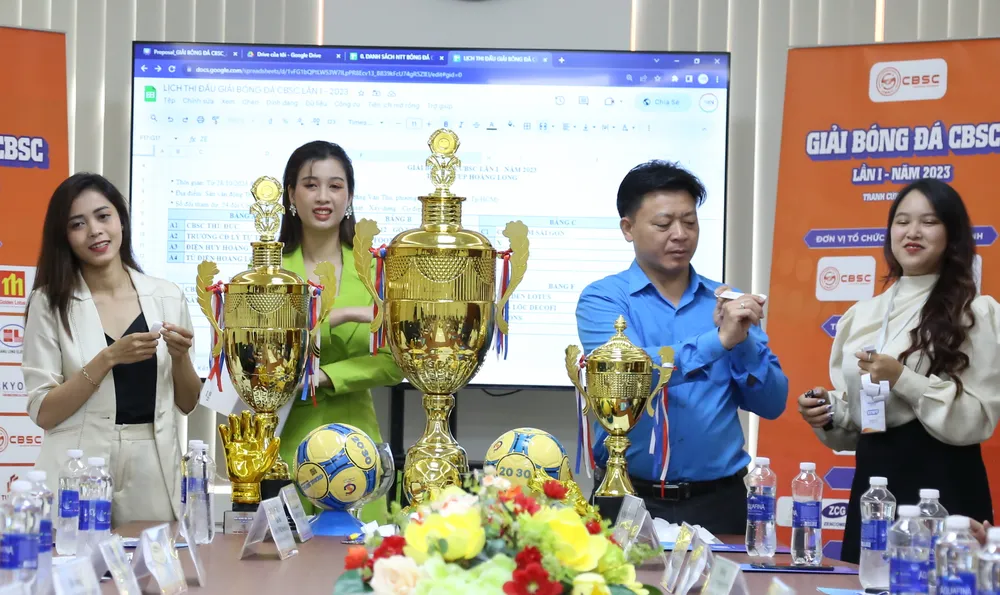 Có đến 3 chiếc cúp trong một giải đấu ngắn nhưng rất hấp dẫn cho 24 đội bóng tranh tài. Ảnh: ÁI NHƯ. IMG_2580.JPG