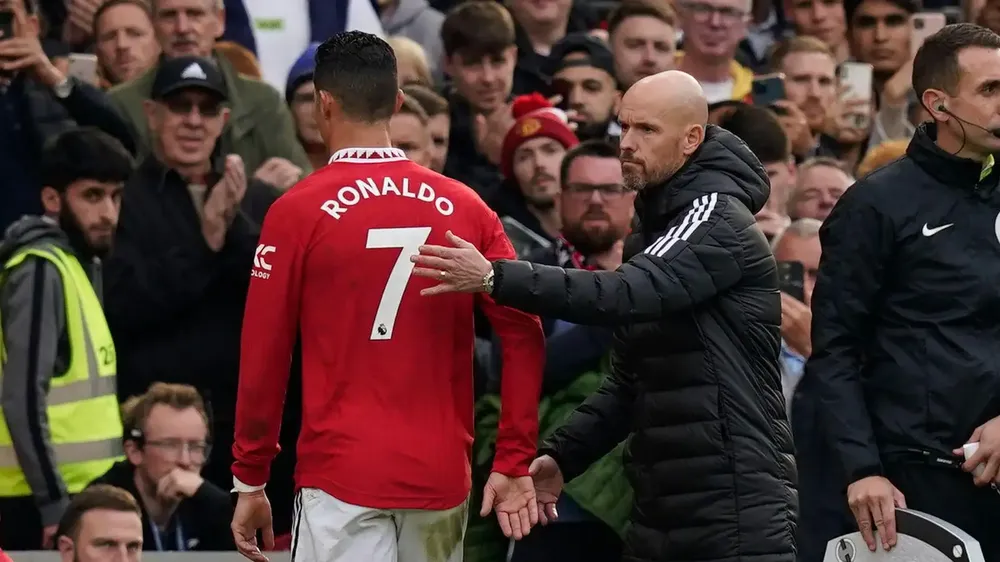 Ronaldo buộc phải rời khỏi Man United sau khi chỉ trích HLV Ten Hag trong cuộc trả lời phỏng vấn của nhà báo Morgan. Ảnh: GETTY. ronaldo-ten-hag.png