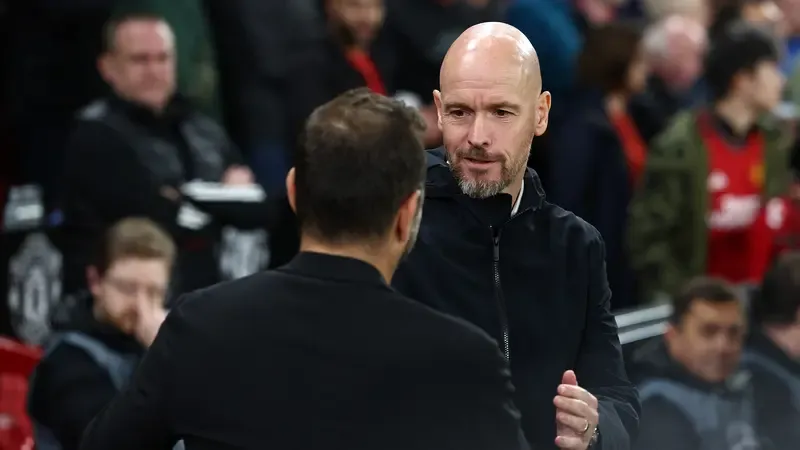 Những bước đi khập khiễng của Man United ở mùa này khiến HLV Ten Hag đối diện với nhiều sự soi xét. Ảnh: GETTY. ten-hag-mu-3.png