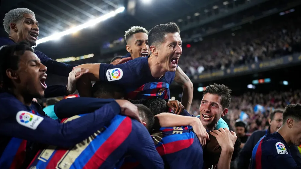 Barca có bàn thắng sớm nhưng đã thua ngược Real Madrid đau đớn ở phút bù giờ. Ảnh: GETTY. real-barca-1.png