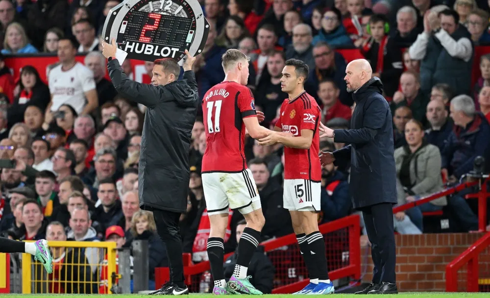 HLV Ten Hag thừa nhận các học trò ông phạm nhiều sai lầm ở trận derby thành Manchester. Ảnh: GETTY. man-united-man-city-2.jpg
