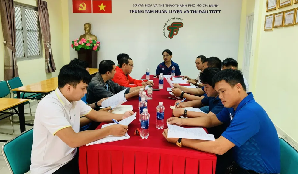 Các đại diện Liên đoàn, Hiệp hội và những tổ chức tham gia Liên hoan Võ thuật Việt - Hàn bàn thảo về công tác triển khai các nội dung trọng điểm. Ảnh: HẢI ANH. z4822904904697_55b137e122e441c5780d179688a96634.jpg