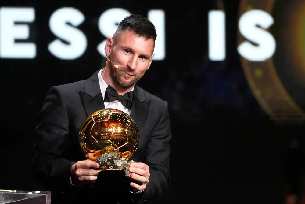 Quả bóng vàng thứ 8 xứng đáng cho Messi. Ảnh: GETTY. messi-ronaldo-3.png