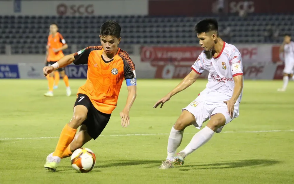 Đội trưởng Quang Huy cùng đồng đội Bà Rịa Vũng Tàu chỉ kém đội dẫn đầu 2 điểm nhưng chơi ít hơn một trận ở giải hạng Nhất. Ảnh: THI ANH. Ba-Ria-Vung-Tau-1.jpg