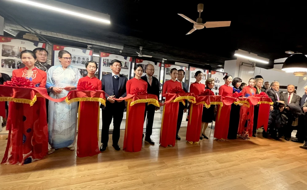 Cắt băng khai mạc không gian Văn hóa Việt tại Trung tâm Văn hóa Việt Nam tại Pháp. khai-mac-phap-viet.jpg