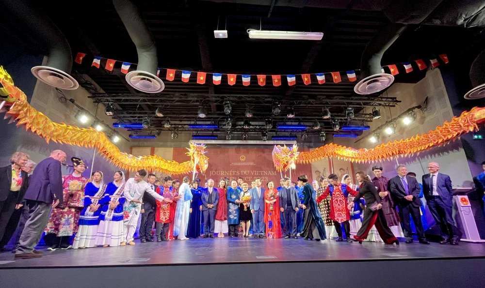 Vovinam và Lân sư rồng Việt Nam gây ấn tượng mạnh tại sự kiện. tu-hao-vo-viet.jpg
