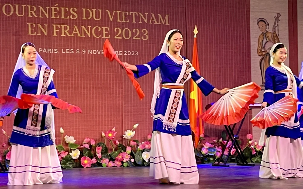Tiết mục múa dân gian Việt Nam được khán giả cổ vũ nồng nhiệt. tu-hao-vo-viet-4.jpg