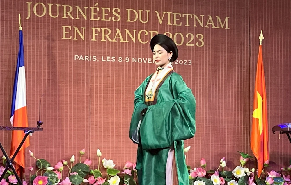Thời trang Việt trên sân khấu rực rỡ tại Pháp. tu-hao-vo-viet-7.jpg