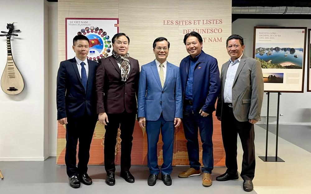 Thứ trưởng Hà Kim Ngọc và đoàn cán bộ Võ thuật – Lân sư rồng Việt Nam tại sự kiện Ngày Việt Nam tại Việt Nam 2023 (từ trái sang: Vụ phó Vụ Ngoại giao Văn hóa BNG Đào Quyền Trưởng, Chủ tịch LSR Việt Nam Phạm Quang Long, Thứ trưởng Bộ ngoại giao Hà Kim Ngọc, Phó Chủ tịch WoMAU Võ Danh Hải, PCT LSR VN Đinh Mạnh Tường. tu-hao-vo-viet-9.jpg