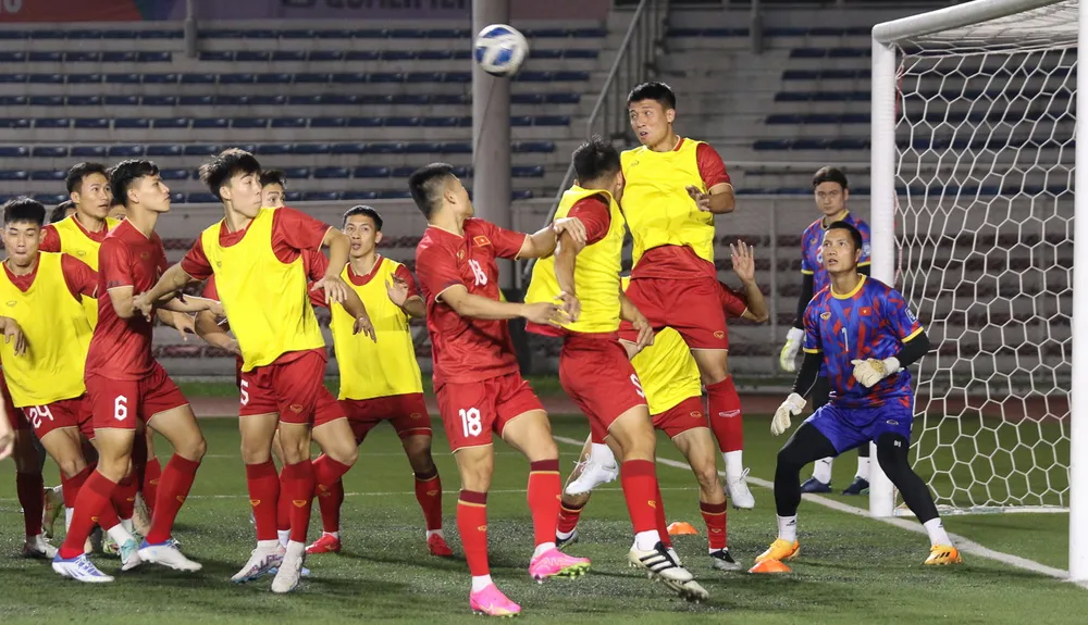 HLV Troussier gây sốc