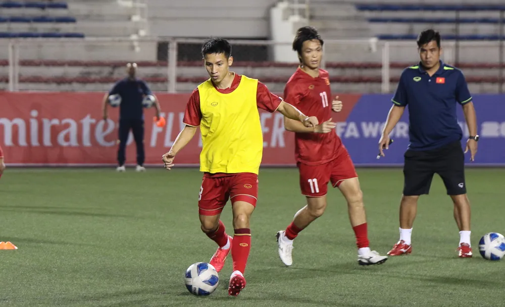 nong-hlv-troussier-gay-soc-voi-doi-hinh-xuat-phat-da-voi-philippines (4).jpg