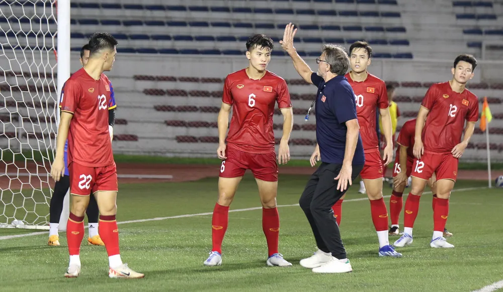 nong-hlv-troussier-gay-soc-voi-doi-hinh-xuat-phat-da-voi-philippines (5).jpg