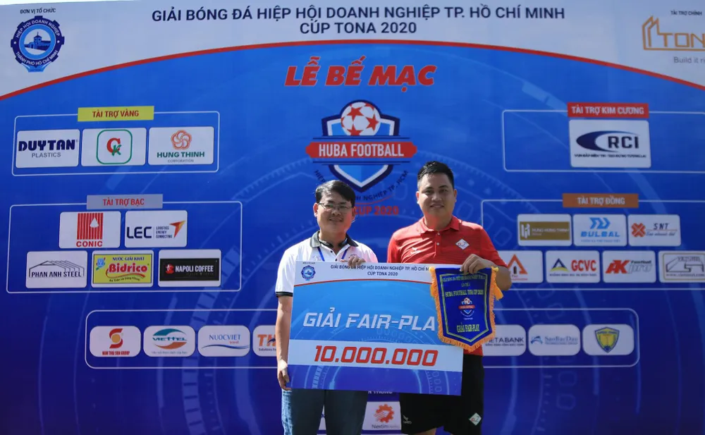 huba-football-2023-chong-gian-lan-o-san-choi-lon (4).jpg