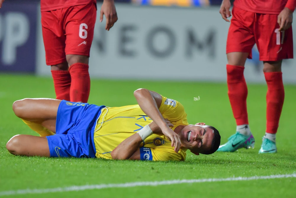 Tiền đạo số một của Al Nassr bị chấn thương ở AFC Champions League. Ảnh: GETTY. cap-nhat-thong-tin-chan-thuong-cua-ronaldo-truoc-tran-quyet-dinh-voi-al-hilal (1).jpg