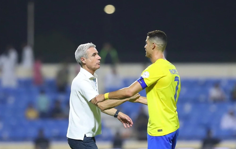 HLV Luis Castro lo lắng cho Ronaldo có thể không có đầy đủ phong độ do chấn thương. Ảnh: GETTY. cap-nhat-thong-tin-chan-thuong-cua-ronaldo-truoc-tran-quyet-dinh-voi-al-hilal (2).jpg