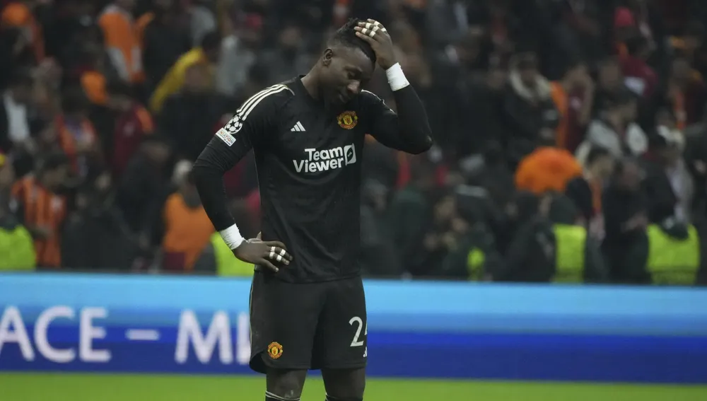 Thủ môn Onana ném găng tay và ôm đầu thất thần sau trận đấu. Ảnh: GETTY. man-united-thua-oan-thu-mon-onana-quan-tri (1).jpg