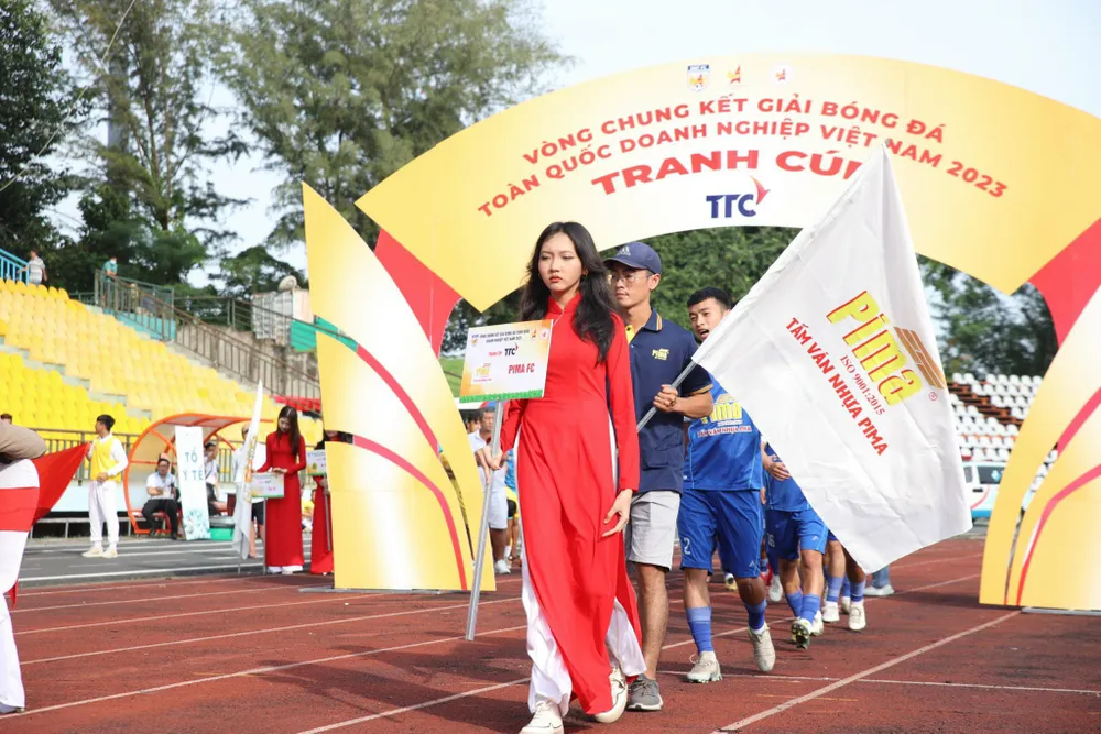 8 đội bóng mạnh nhất tề tựu tại Cần Thơ đá giải Doanh nghiệp Việt Nam tranh cúp TTC với nhiều phần thưởng hấp dẫn. Doanh nghiệp Việt Nam