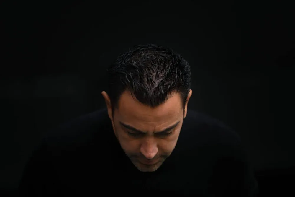 hlv-xavi-bi-cong-kich-va-nguy-co-mat-ghe-nong-o-barca (3).jpg