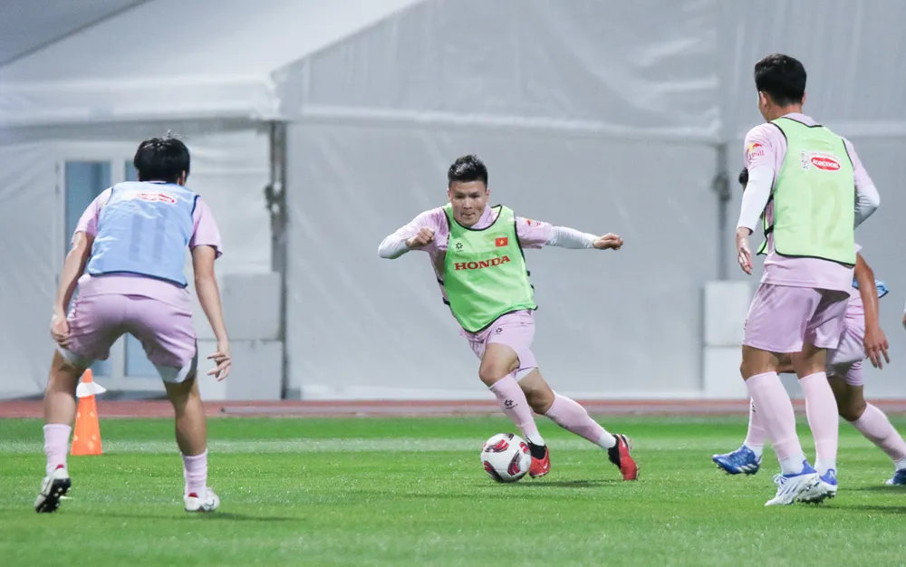 gi-la-trong-buoi-tap-dau-tien-cua-tuyen-viet-nam-tren-dat-qatar-2-1471.jpg