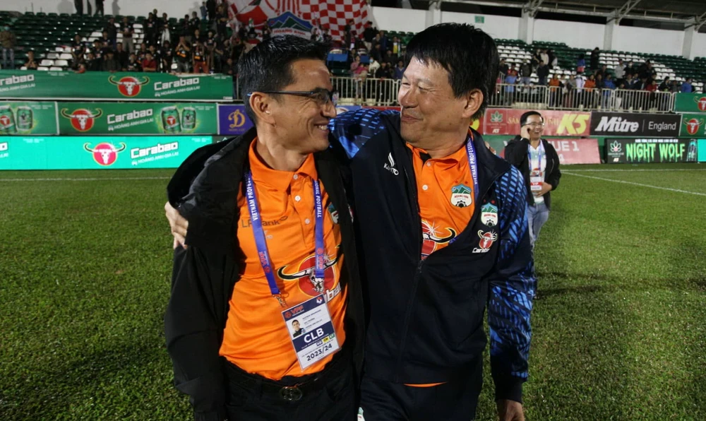 chinh-thuc-bau-duc-dieu-kiatisak-ve-doi-cong-an-ha-noi (3).jpg