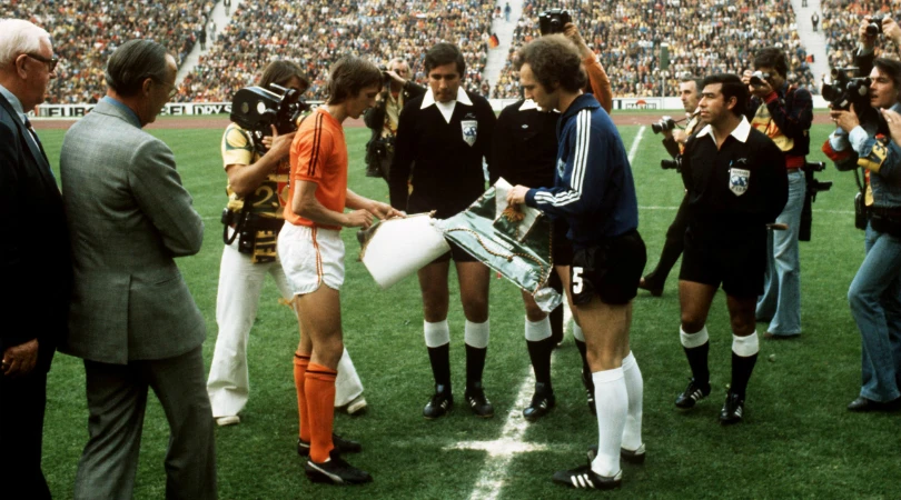 Danh thủ Hà Lan Johan Cruyff và đồng nghiệp Beckenbauer. Ảnh: GETTY. messi-va-dan-sao-tran-dau-the-ky-dau-xot-gia-biet-huyen-thoai-beckenbauer (2).jpg