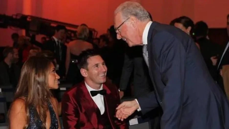 Huyền thoại người Đức Beckenbauer chúc mừng Messi và vợ trong buổi lễ trao giải Quả bóng vàng. Ảnh: GETTY. messi-va-dan-sao-tran-dau-the-ky-dau-xot-gia-biet-huyen-thoai-beckenbauer (3).jpg