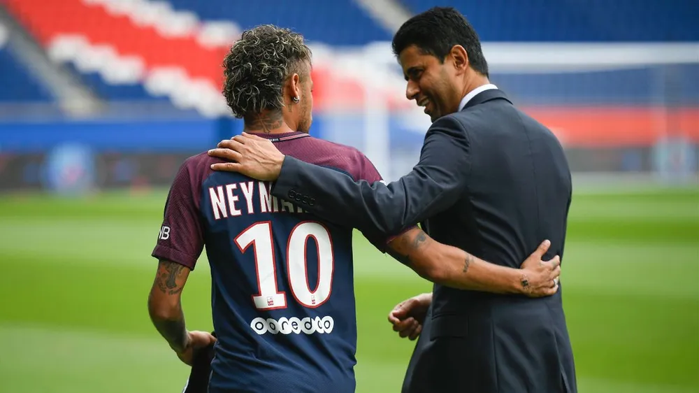 Vụ chuyển nhượng Neymar từ Barca đến PSG bị nghi có tham nhũng và trốn thuế. Ảnh: GETTY. dang-bi-dieu-tra-neymar-van-giup-alves-go-toi-tan-cong-tinh-duc (1).jpg