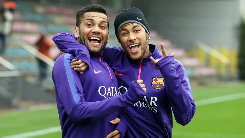 Neymar đại diện Alves trả tiền cho tòa án Tây Ban Nha như một khoản đền bù thiệt hại. Ảnh: GETTY. dang-bi-dieu-tra-neymar-van-giup-alves-go-toi-tan-cong-tinh-duc (3).jpg