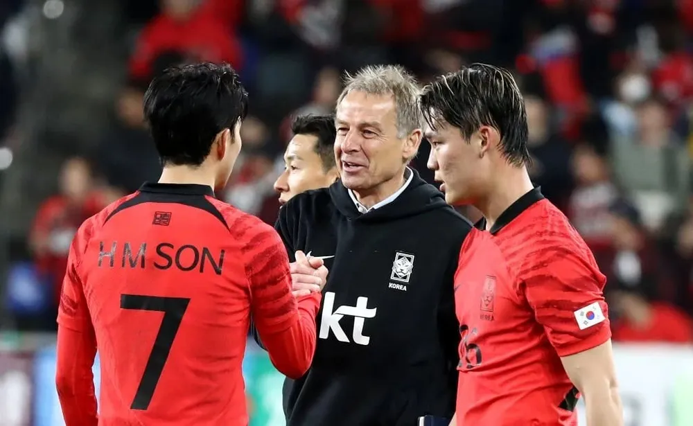 nhat-ban-han-quoc-qua-manh-va-sac-mau-dong-nam-a-o-asian-cup (5).jpg