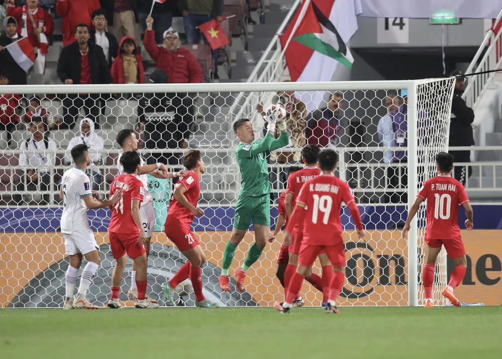 Các học trò ông Troussier thua trận trước Indonesia khiến cánh cửa đi tiếp ở Asian Cup 2023 đóng lại. Ảnh: ANH THỎA. hlv-troussier-3-lan-thua-indonesia-1-lan-bi-sa-thai (2).JPG