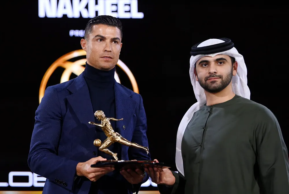 Tiền đạo người Bồ Đào Nha giành ba giải thưởng cá nhân ở Dubai. Ảnh: GETTY. ronaldo-tinh-cua-ve-que-choi-bong-o-tuoi-40 (2).jpg