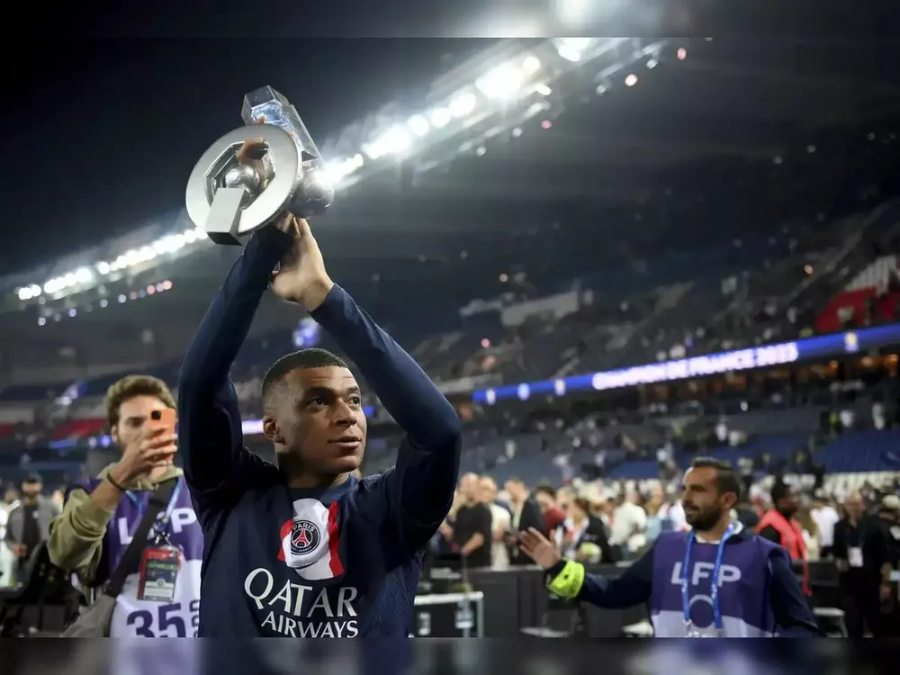 psg-giu-chan-mbappe-voi-ban-hop-dong-5-nam-co-gia-hon-1-ti-euro (1).jpg
