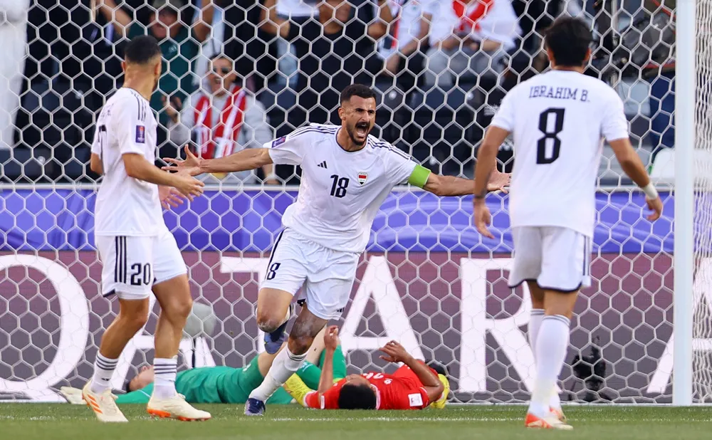 Đội tuyển Việt Nam đã thua ba trận tại vòng bảng Asian Cup 2023. Ảnh: AP. hlv-cua-iraq-khen-cau-thu-sut-phat-den-vao-luoi-viet-nam (1).png