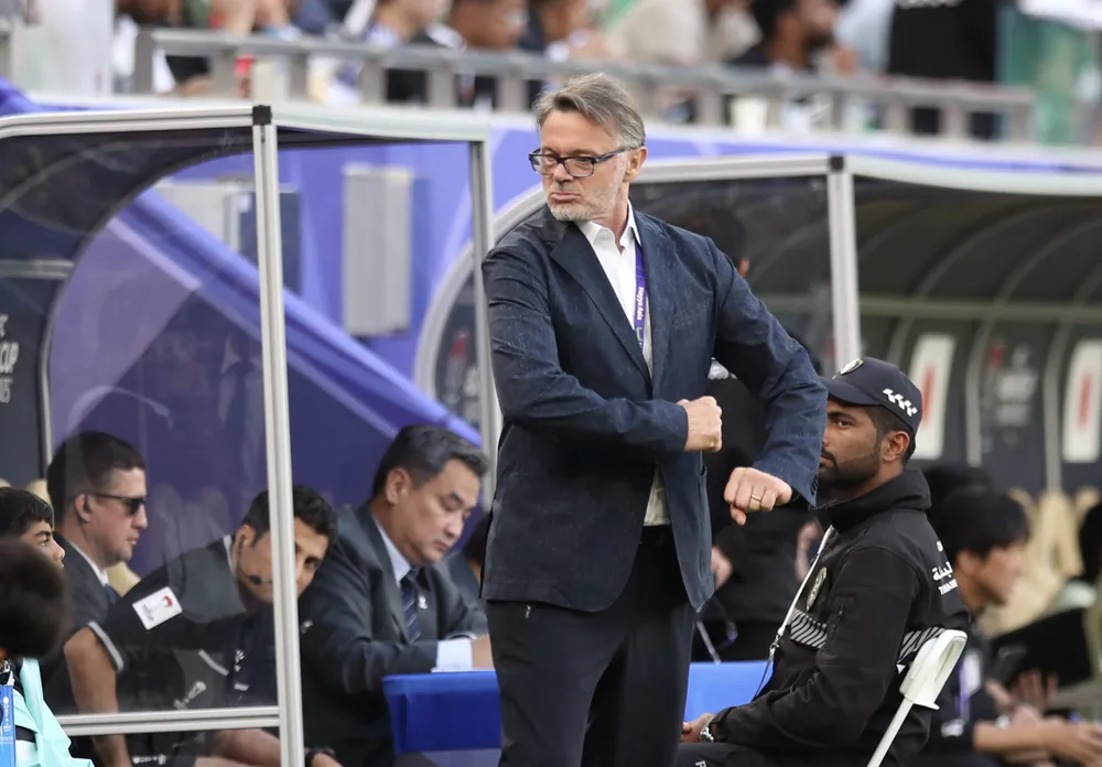hlv-troussier-noi-loi-gan-ruot-voi-hoc-tro-sau-khi-dung-chan-o-asian-cup (4).jpg