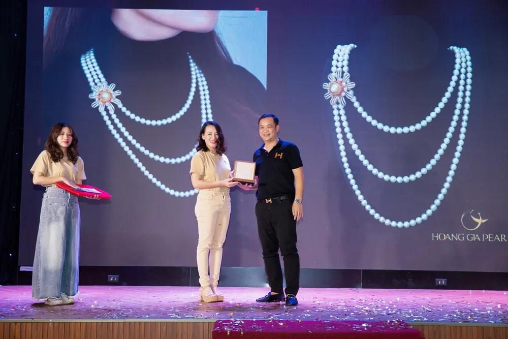 tet-nghia-tinh-cua-thuy-trang-va-long-nhan-ai-tu-hat-giong-nho (1).jpg