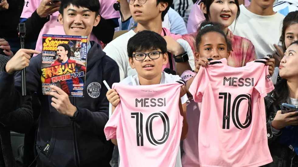 chinh-quyen-va-nguoi-ham-mo-hong-kong-noi-gian-vi-messi-khong-ra-san (2).jpg
