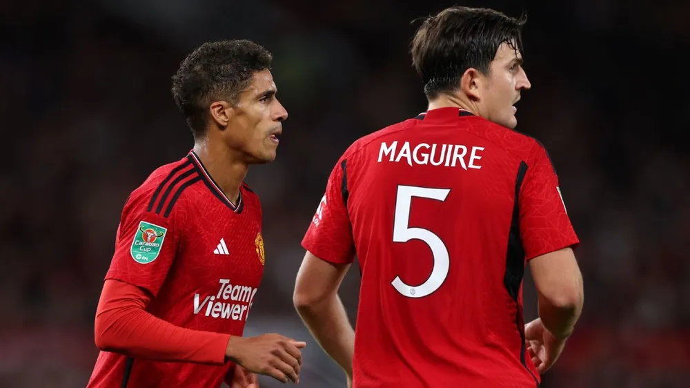 varane-tranh-cai-du-doi-voi-hlv-ten-hag (1).jpg