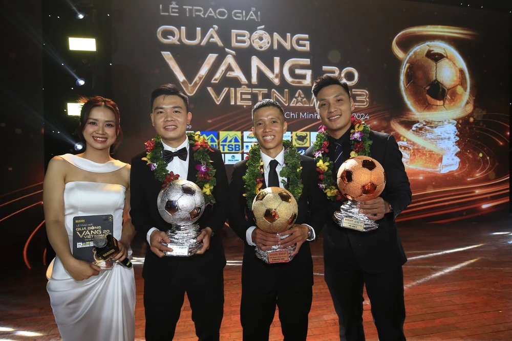 Quả bóng vàng Phạm Đức Hòa cùng các đồng nghiệp futsal Việt Nam. Ảnh: ANH PHƯƠNG. qua-bong-vang-hoang-duc-noi-dieu-bat-ngo-ve-doi-thu-tuan-hai (2).jpg
