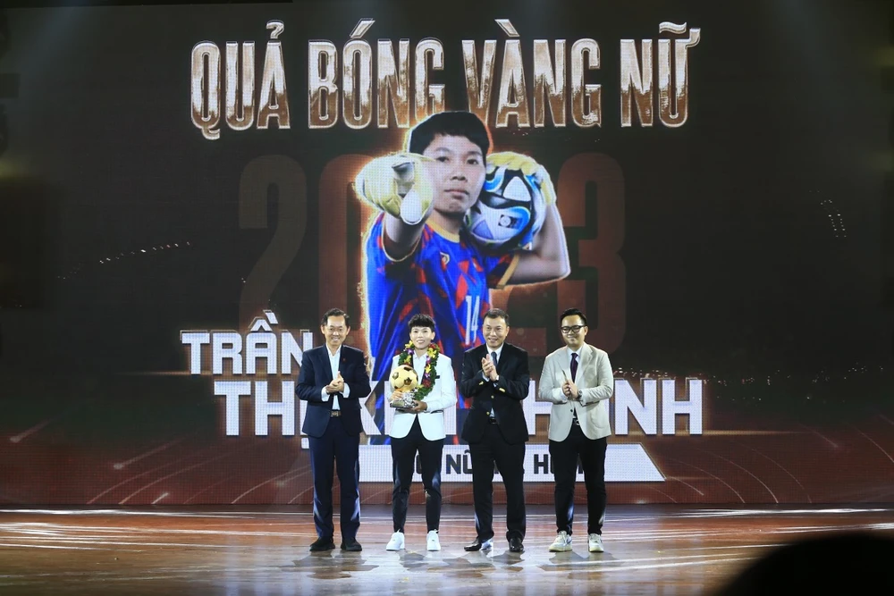 Thủ môn Kim Thanh nhận giải thưởng Quả bóng vàng nữ. Ảnh: ANH PHƯƠNG. qua-bong-vang-hoang-duc-noi-dieu-bat-ngo-ve-doi-thu-tuan-hai (3).jpg