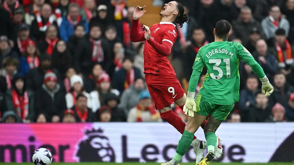 Nunez có nhiều cơ hội ghi bàn cho Liverpool nhưng anh đều bỏ lỡ. Ảnh: GETTY. hlv-klopp-noi-gian-voi-trong-tai-bat-ep-liverpool (2).jpg