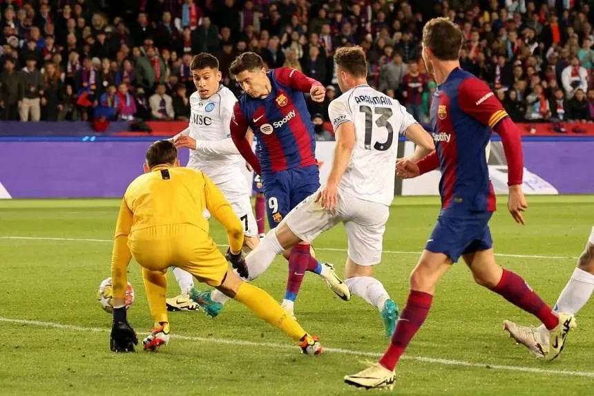 Lewandowski kết liễu Napoli với bàn ấn định 3-1 cho Barca. Ảnh: GETTY. barca-vao-nhom-8-doi-manh-nhat-chau-au-sau-hon-1-000-ngay (2).jpg