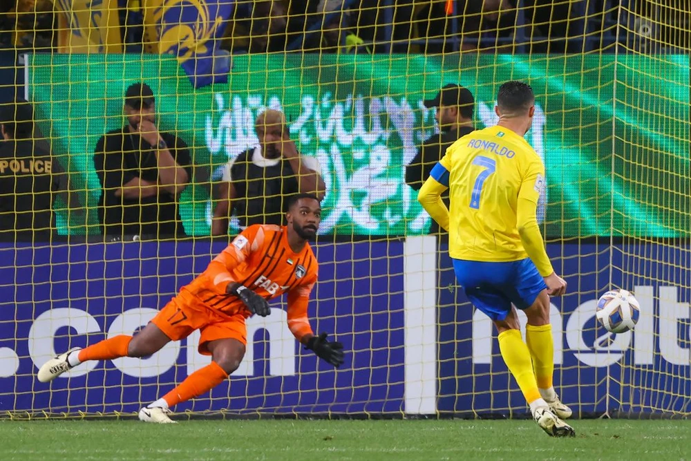 Ronaldo sút thắng quả luân lưu của mình nhưng đồng đội anh lại bỏ lỡ. Ảnh: GETTY. ronaldo-lai-gianh-ky-luc-dang-kinh-ngac (1).jpeg