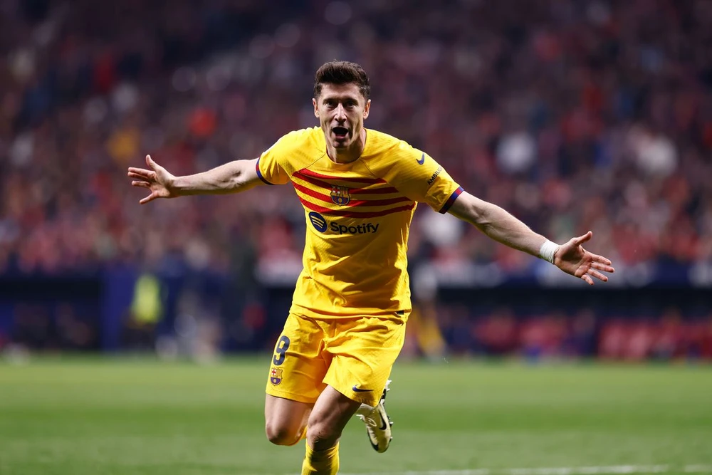 nga-re-gay-soc-cua-lewandowski (1).jpg