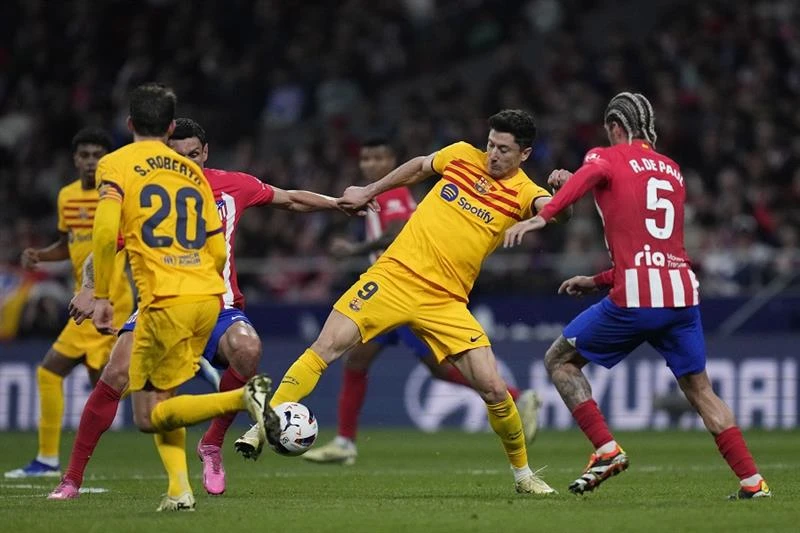 nga-re-gay-soc-cua-lewandowski (2).jpg