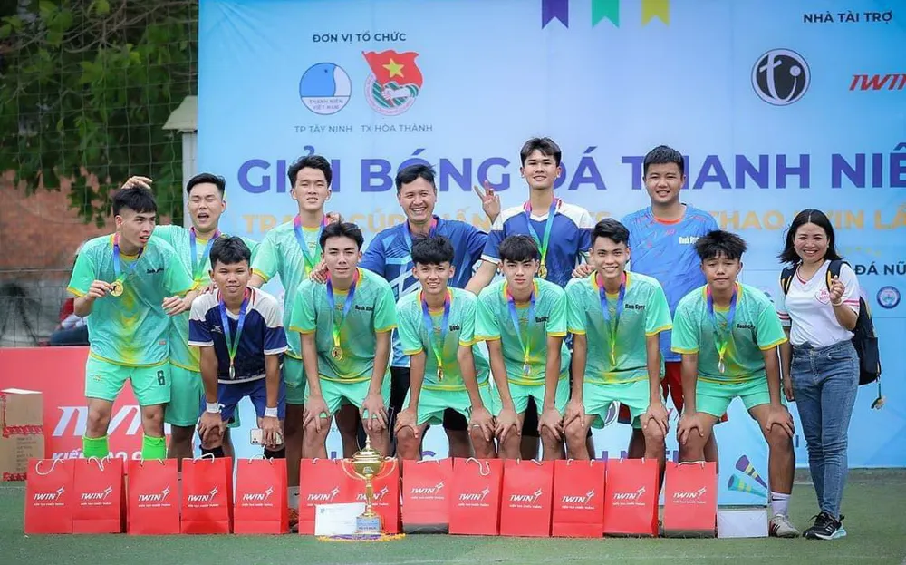 lo-dien-2-nha-vo-dich-giai-bong-da-thanh-nien-tay-ninh-2024 (3).jpg