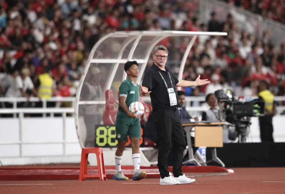 khi-thay-tro-hlv-troussier-khong-con-duong-lui (3).jpg