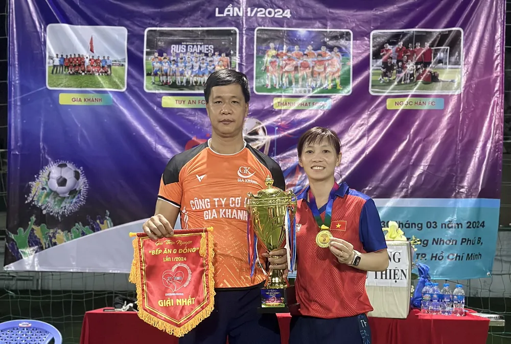 Có nhiều Mạnh Thường Quân chung tay với Thùy Trang cho những việc làm giàu ý nghĩa. Ảnh: TT. bep-an-0-dong-cua-thuy-trang-va-nghia-cu-dep-voi-dong-doi-vu-thi-hoa (3).jpg
