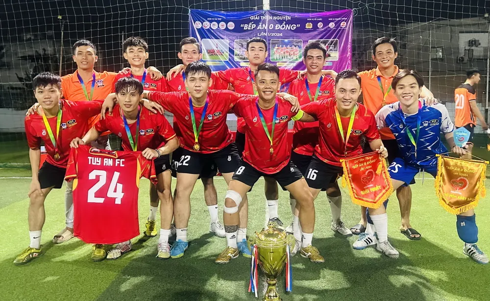 Nhà vô địch Tuy An FC ăn mừng sau trận chung kết siêu kịch tính. Ảnh: TT. bep-an-0-dong-cua-thuy-trang-va-nghia-cu-dep-voi-dong-doi-vu-thi-hoa (4).jpg