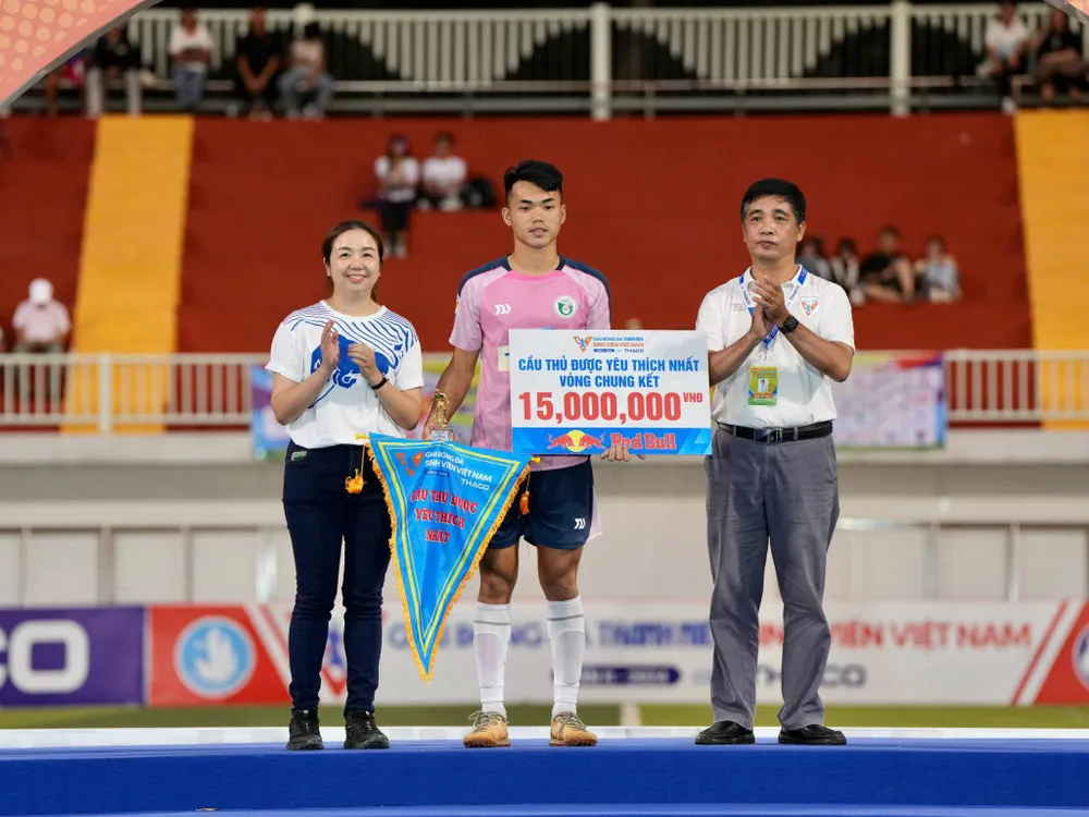 Nguyễn Minh Nhật của đội trường ĐH TDTT TP.HCM giành cú ăn ba với ngôi Vua phá lưới, Cầu thủ xuất sắc nhất và Cầu thủ được yêu thích nhất. Ảnh: ANH QUỲNH. dh-su-pham-tdtt-tp-hcm-thau-tom-danh-hieu-o-giai-bong-da-sinh-vien (2).jpg