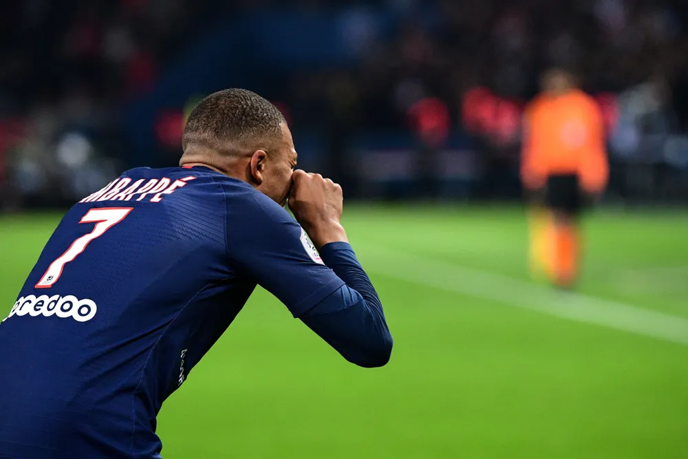 bi-doi-xu-te-mbappe-qua-chan-nan-o-psg (1).jpg